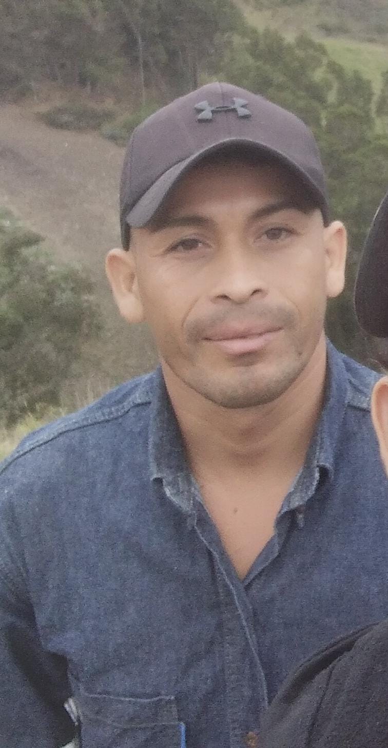 Foto de Jhon Jiménez - Hombre con gorra Under Armour y camisa de mezclilla